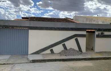 Imagem: A casa possui 2 Dormitórios, 2 Banheiros, 2 Vagas na garagem