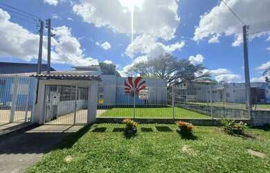 Imagem: A casa possui 3 Dormitórios, 1 Banheiro, 2 Vagas na garagem