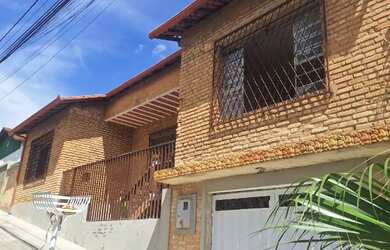 Imagem: A casa possui 5 Dormitórios, 4 Banheiros, 1 Vaga na garagem