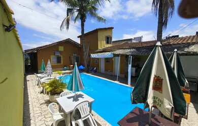 Imagem: A casa possui 2 Dormitórios, Acomodam 7 pessoas, 1 Vaga na