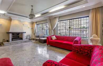 Imagem: A casa possui 4 Dormitórios, 5 Banheiros, 4 Vagas na garagem