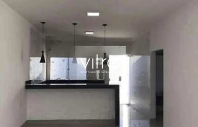 Imagem: A casa possui 2 Dormitórios, 2 Banheiros, 2 Vagas na garagem