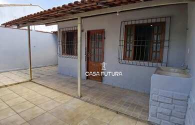 Imagem: A casa possui 2 Dormitórios, 1 Banheiro, 2 Vagas na garagem