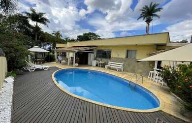 Imagem: A casa possui 4 Dormitórios, 5 Banheiros, 5 Vagas na garagem