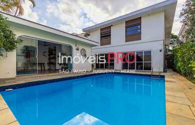 Imagem: A casa possui 4 Dormitórios, 5 Banheiros, 4 Vagas na garagem