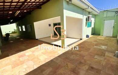 Imagem: A casa possui 4 Dormitórios, 3 Banheiros, 5 Vagas na garagem