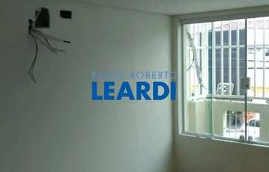 Imagem: O depósito possui 5 Vagas na garagem e 300m² de Área e está