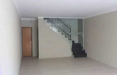 Imagem: A casa possui 3 Dormitórios, 4 Banheiros, 5 Vagas na garagem