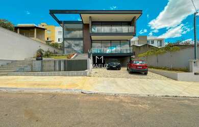 Imagem: A casa possui 5 Dormitórios, 5 Banheiros, 4 Vagas na garagem