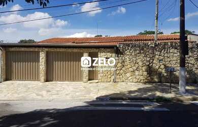 Imagem: A casa possui 4 Dormitórios, 3 Banheiros, 3 Vagas na garagem