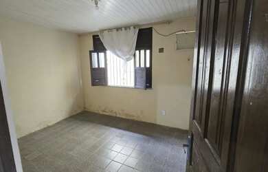 Imagem: A casa possui 2 Dormitórios, 1 Banheiro, 2 Vagas na garagem