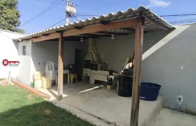 Imagem: A casa possui 3 Dormitórios, 3 Banheiros, 5 Vagas na garagem