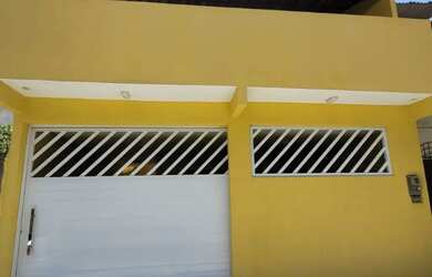 Imagem: A casa possui 4 Dormitórios, 2 Banheiros, 1 Vaga na garagem