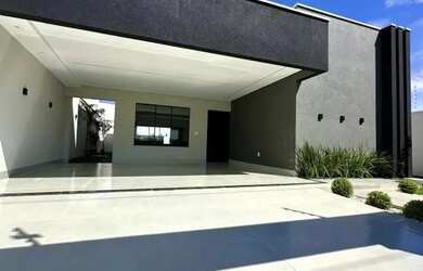 Imagem: A casa possui 3 Dormitórios, 2 Banheiros, 3 Vagas na garagem