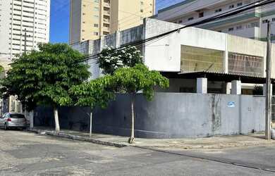 Imagem: A casa possui 5 Dormitórios, 3 Banheiros, 5 Vagas na garagem