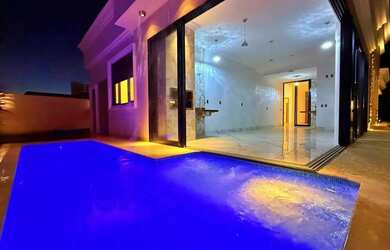 Imagem: A casa possui 4 Dormitórios, 1 Banheiro, 4 Vagas na garagem