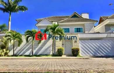 Imagem: A casa em condomínio possui 4 Dormitórios, 5 Banheiros, 2