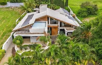 Imagem: A casa possui 4 Dormitórios, 5 Banheiros, 5 Vagas na garagem