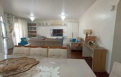 Imagem: A casa possui 3 Dormitórios, 3 Banheiros, 3 Vagas na garagem