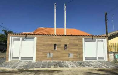 Imagem: A casa possui 2 Dormitórios, 2 Banheiros, 2 Vagas na garagem