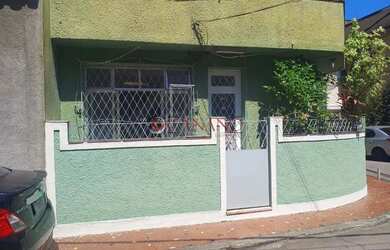 Imagem: A casa possui 3 Dormitórios, 2 Banheiros, 1 Vaga na garagem