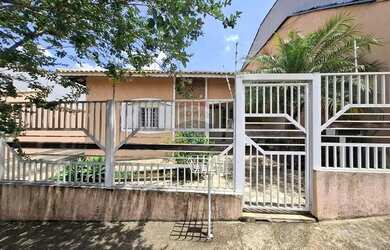 Imagem: A casa possui 3 Dormitórios, 2 Banheiros, 4 Vagas na garagem