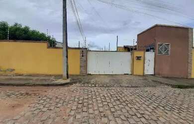 Imagem: A casa possui 2 Dormitórios, 1 Banheiro, 1 Vaga na garagem