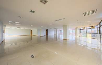 Imagem: O depósito possui 5 Vagas na garagem e 340m² de Área e está