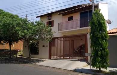 Imagem: A casa possui 3 Dormitórios, 3 Banheiros, 2 Vagas na garagem