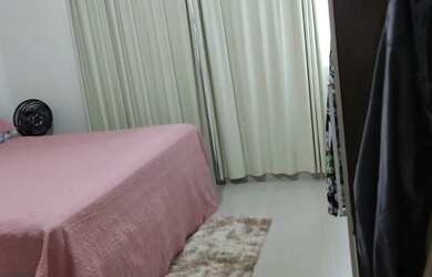 Imagem: A casa possui 3 Dormitórios, 2 Banheiros, 5 Vagas na garagem