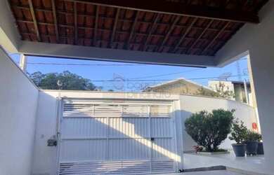 Imagem: A casa possui 2 Dormitórios, 3 Banheiros, 2 Vagas na garagem