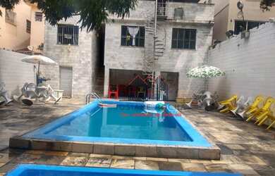 Imagem: A casa possui 5 Dormitórios, 3 Banheiros, 2 Vagas na garagem