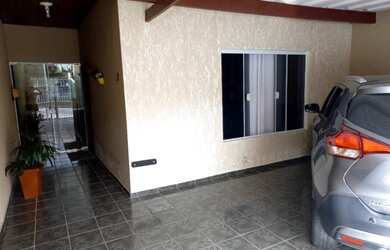 Imagem: A casa possui 2 Dormitórios, 2 Banheiros, 2 Vagas na garagem