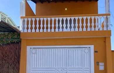 Imagem: A casa possui 3 Dormitórios, 2 Banheiros, 1 Vaga na garagem