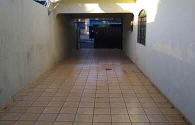 Imagem: A casa possui 3 Dormitórios, 3 Banheiros, 5 Vagas na garagem