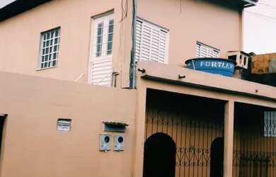 Imagem: A casa possui 2 Dormitórios, 2 Banheiros, 1 Vaga na garagem