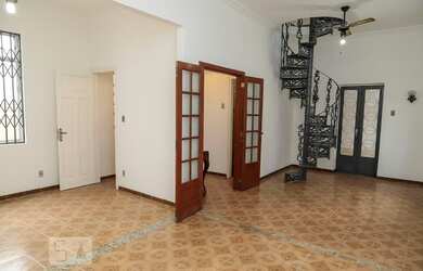 Imagem: A casa possui 4 Dormitórios, 4 Banheiros, 2 Vagas na garagem