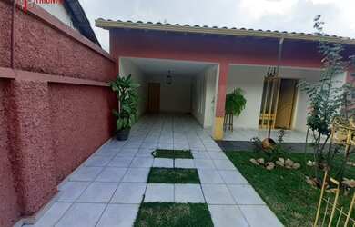 Imagem: A casa possui 4 Dormitórios, 2 Banheiros, 2 Vagas na garagem