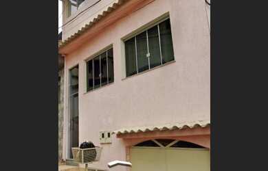 Imagem: A casa possui 5 Dormitórios, 4 Banheiros, 1 Vaga na garagem