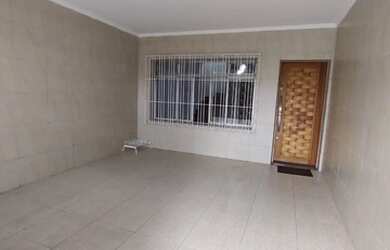 Imagem: A casa possui 3 Dormitórios, 3 Banheiros, 2 Vagas na garagem