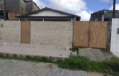 Imagem: A casa possui 3 Dormitórios, 2 Banheiros, 3 Vagas na garagem