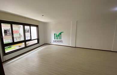 Imagem: O apartamento possui 3 Dormitórios, 1 Banheiro, 2 Vagas na