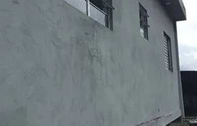 Imagem: A casa possui 1 Dormitório, 1 Banheiro, 1 Vaga na garagem e