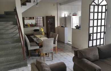 Imagem: A casa possui 1 Dormitório, 4 Banheiros, 4 Vagas na garagem