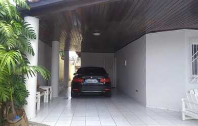 Imagem: A casa possui 3 Dormitórios, 2 Banheiros, 3 Vagas na garagem