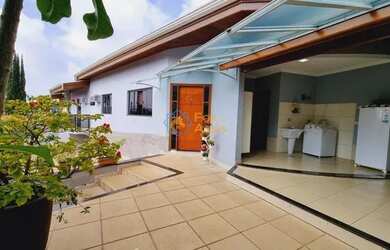 Imagem: A casa à venda possui 3 Dormitórios, 3 Banheiros, 2 Vagas