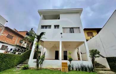 Imagem: A casa possui 5 Dormitórios, 5 Banheiros, 3 Vagas na garagem