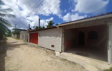 Imagem: A casa possui 3 Dormitórios, 2 Banheiros, 1 Vaga na garagem