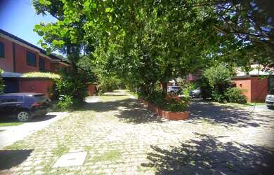 Imagem: A casa possui 4 Dormitórios, 4 Banheiros, 2 Vagas na garagem