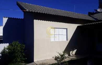 Imagem: A casa possui 2 Dormitórios, 2 Banheiros, 2 Vagas na garagem